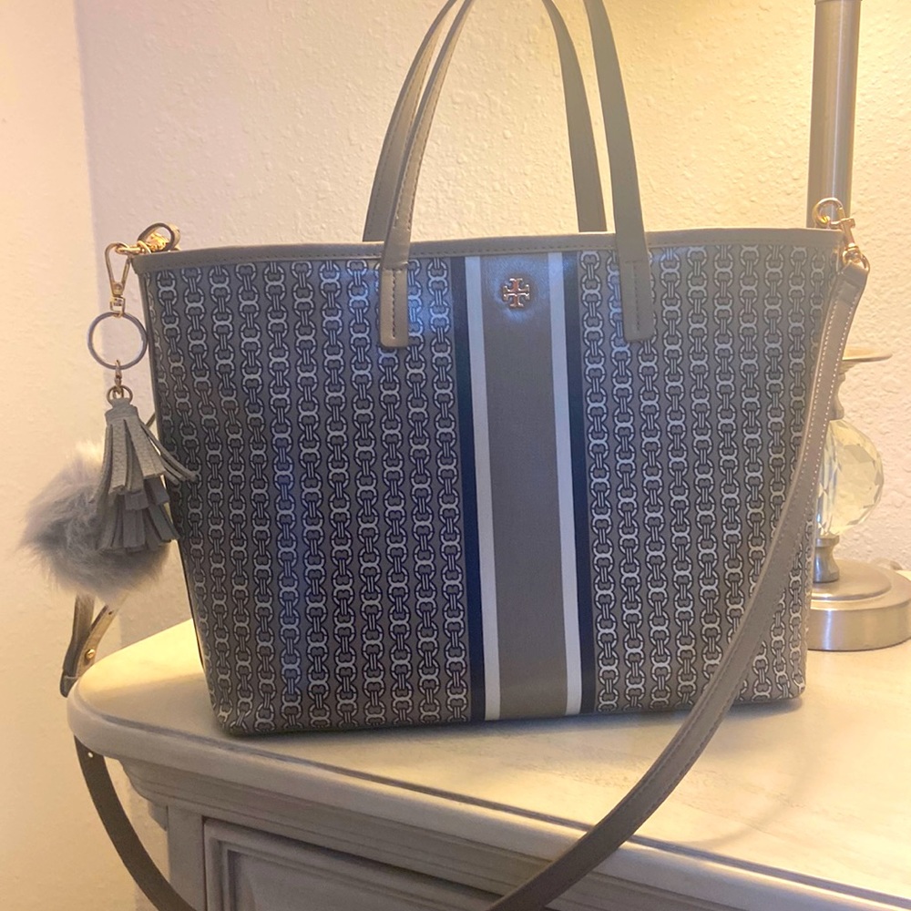 Tory Burch shoulder and long strap for a crossbody carry. Gemini link style.